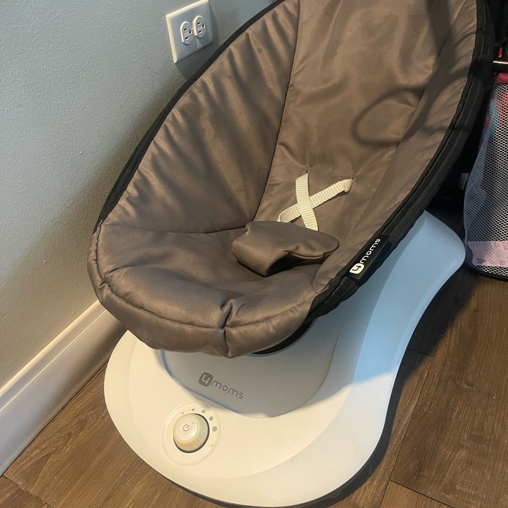 Sleek Gray and White Infant Seat with Ergonomic Comfort